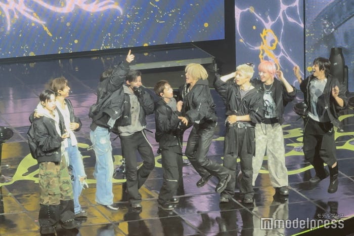 ショーケース中にサプライズでミリオン達成を聞かされた&TEAM(C)モデルプレス