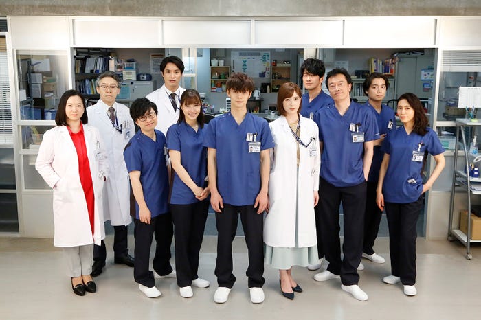 (左から)和久井映見、浅野和之、浜野謙太、鈴木伸之、広瀬アリス、窪田正孝、本田翼、丸山智己、遠藤憲一、矢野聖人、山口紗弥加(C)フジテレビ