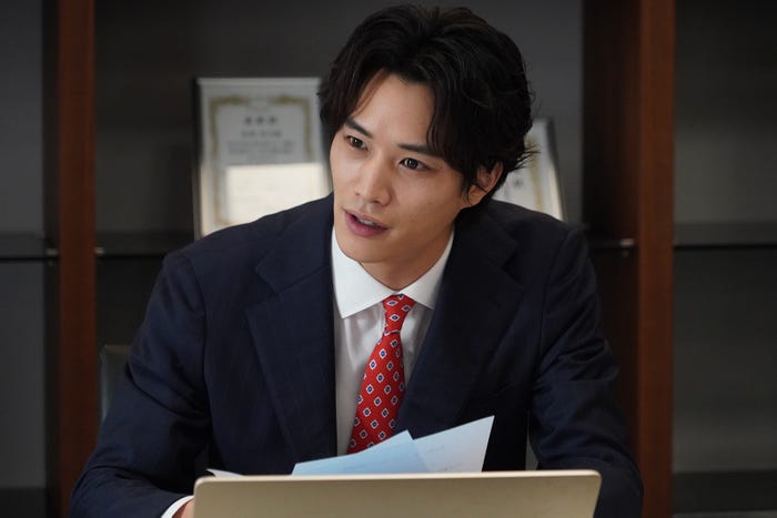 鈴木伸之/「悪女(わる)~働くのがカッコ悪いなんて誰が言った?~」第9話より(C)日本テレビ