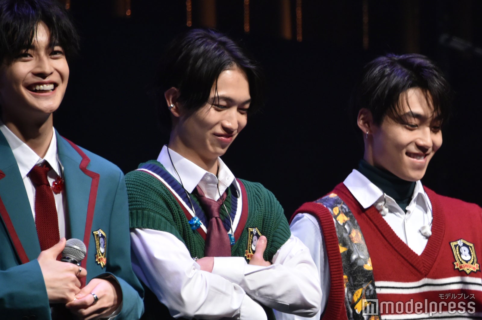 ユーモア溢れる動きを決める八村と常に笑っていた綱／高橋文哉、綱啓永、八村倫太郎 （C）モデルプレス