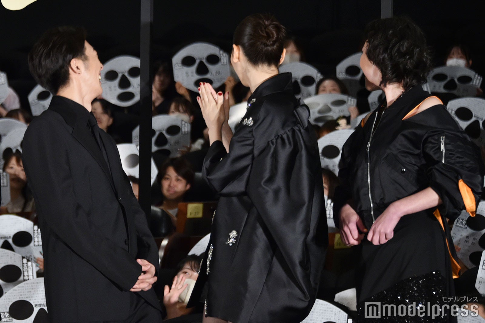 ヘブンズ・ドア―型のお面を持った観客に驚く高橋一生、飯豊まりえ、美波（C）モデルプレス