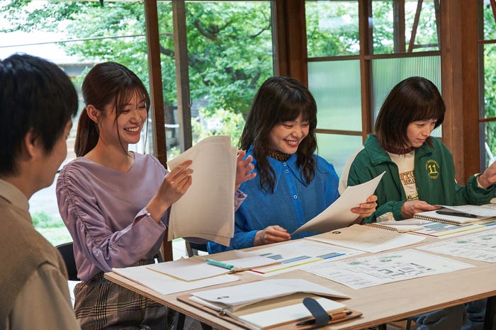 生見愛瑠、岸井ゆきの、清野菜名「日曜の夜ぐらいは…」第8話より(C)ABCテレビ