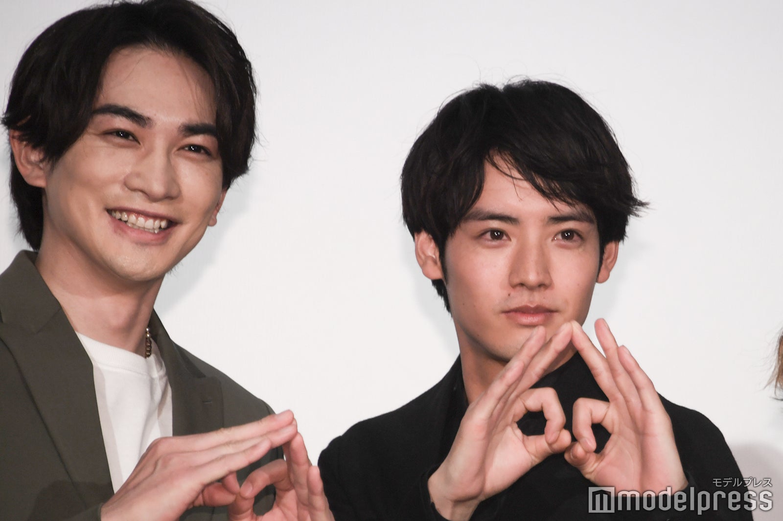 “チェリまほ”ポーズをする町田啓太、赤楚衛二 （C）モデルプレス