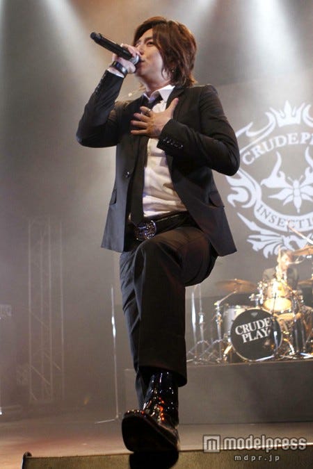 歌声を披露する三浦翔平