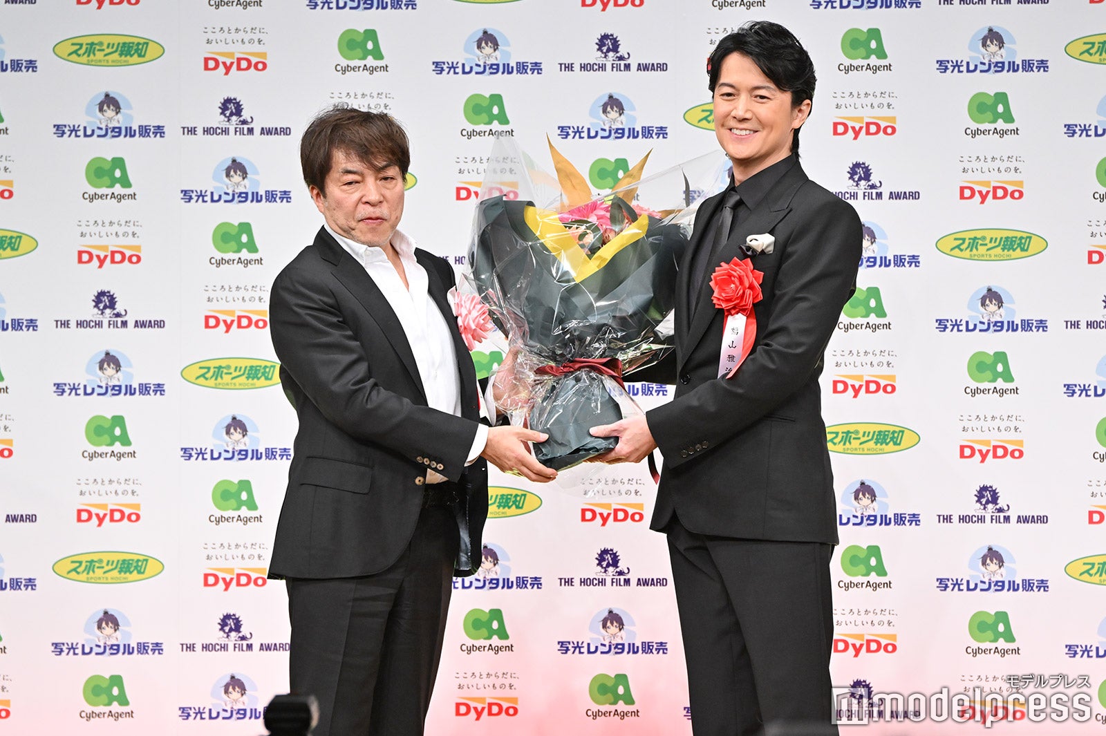 福山雅治（右）（C）モデルプレス