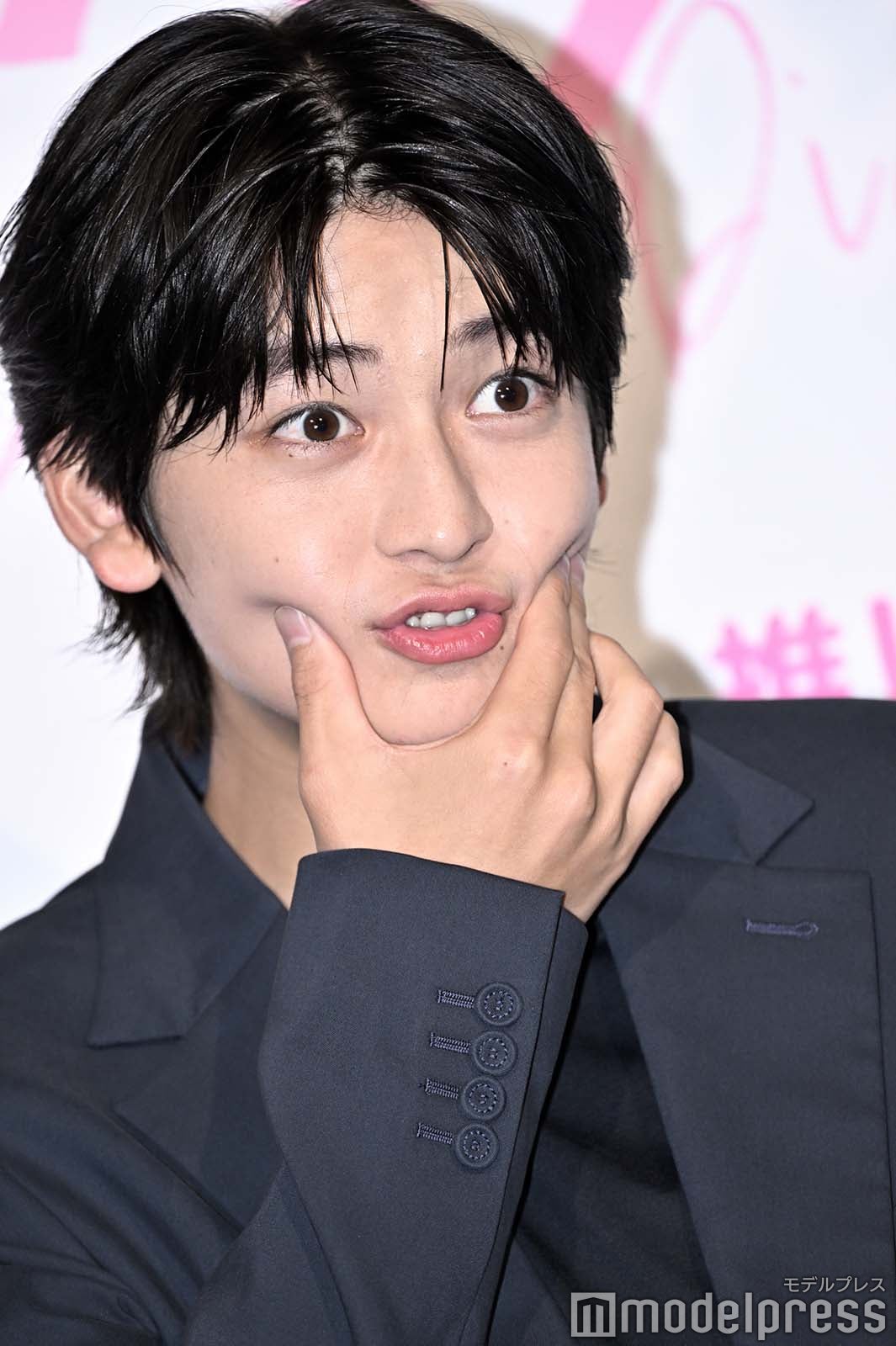 ”ムニュキュン”ポーズをする高橋文哉（C）モデルプレス