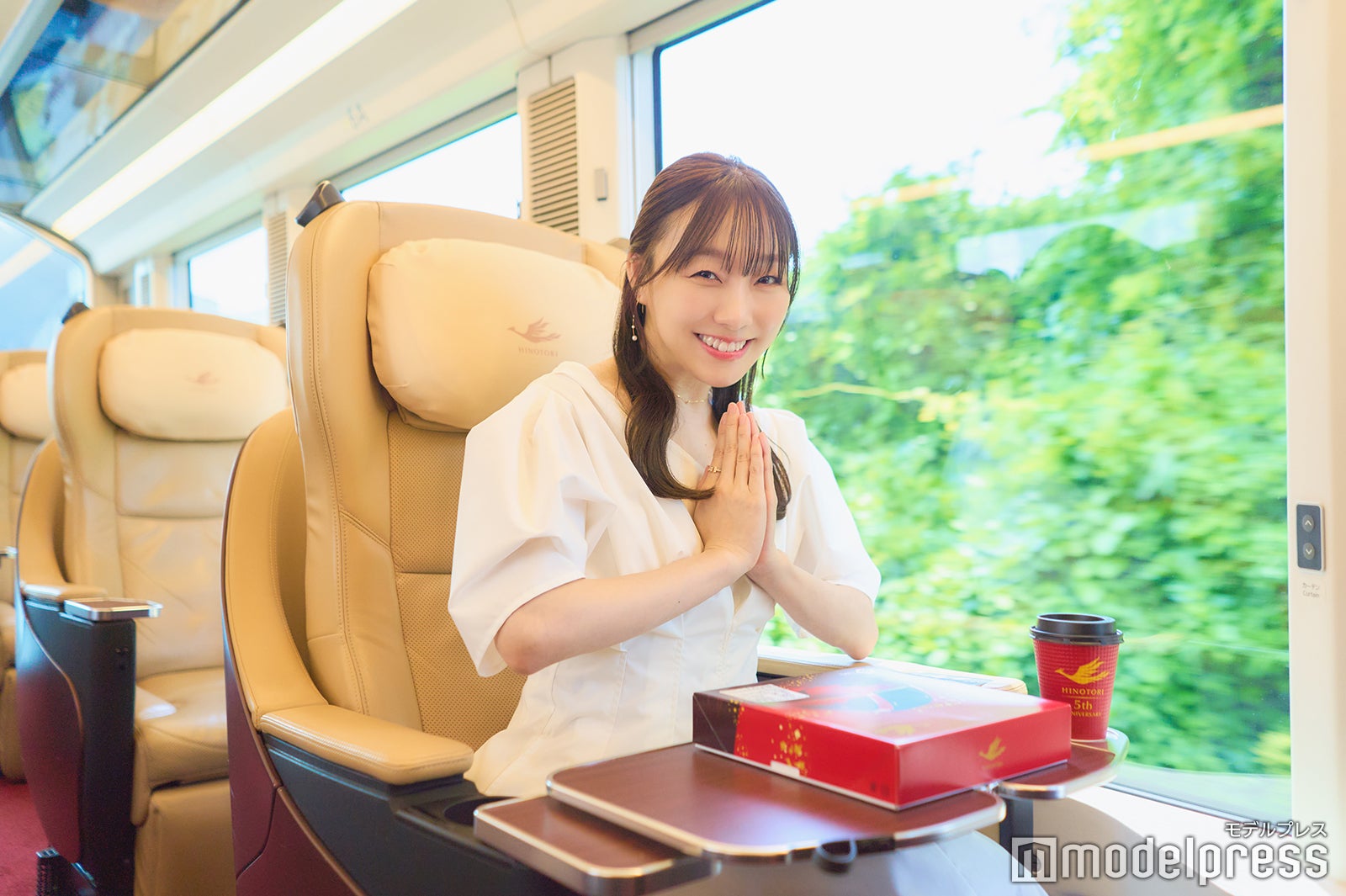 大きなテーブルを広げてひのとり弁当をいただきます！（C）モデルプレス