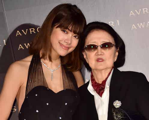 森星、“大胆”背中魅せドレスにドキッ!祖母・森英恵氏と共演