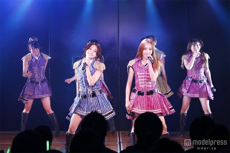 大島優子（左）と板野友美（右）／（C）AKS