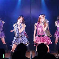 大島優子(左)と板野友美(右)/(C)AKS