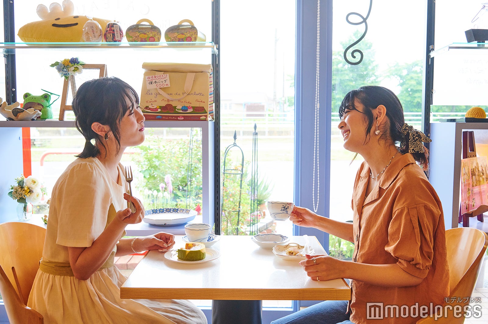 イートインスペースで甘味を食べながらほっと一息（C）モデルプレス