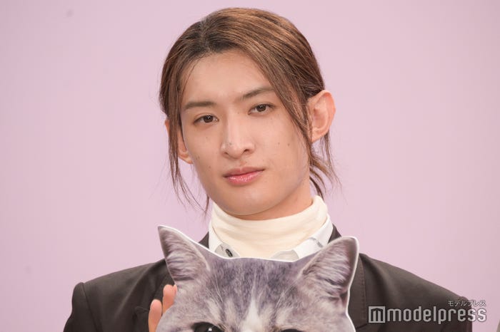 長髪姿で登場した向井康二(C)モデルプレス