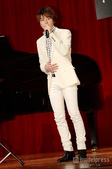 歌唱を披露している小池徹平