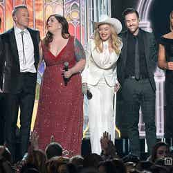 「第56回グラミー賞」授賞式でマドンナとパフォーマンスを行ったマックルモア（左）＆ライアン・ルイス（右から2番目）／photo：Getty Images