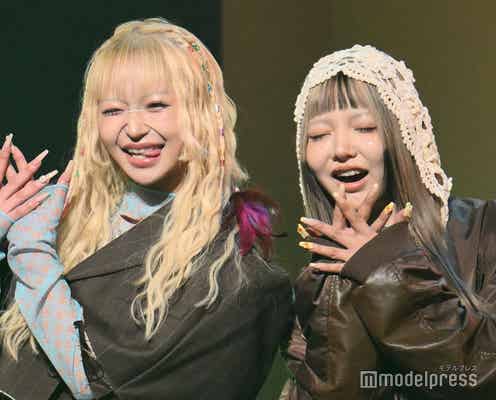 YouTube話題の“コノリリ”Conomi&ライリー、美脚際立つミニ丈・個性派コーデ堂々着こなす<TGC teen 2023 Winter>