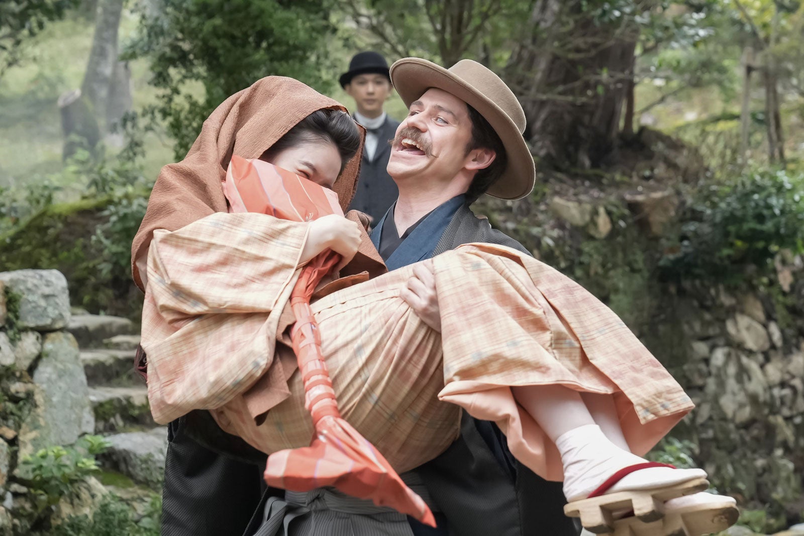 高石あかり、吉沢亮、トミー・バストウ「ばけばけ」第86話（C）NHK