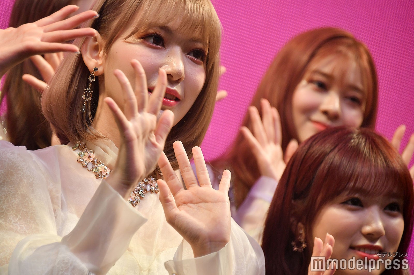 宮脇咲良、矢吹奈子 （C）モデルプレス