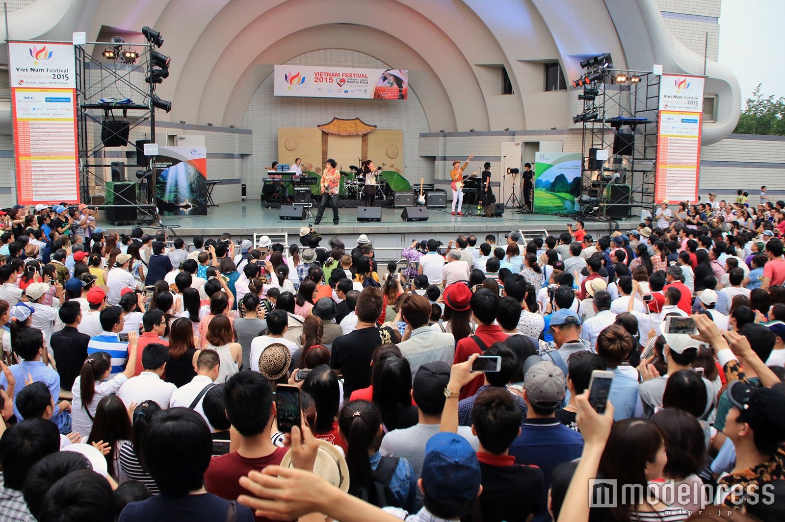 アーティストのライブパフォーマンス／画像提供：ベトナムフェスティバル 2016 実行委員会事務局