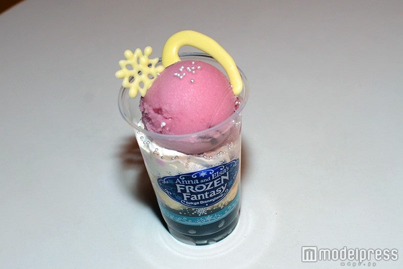 グレープシャーベットとブルーベリーのサンデー￥500（C）モデルプレス