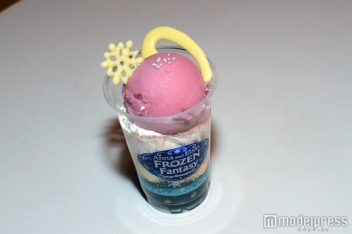 グレープシャーベットとブルーベリーのサンデー¥500(C)モデルプレス