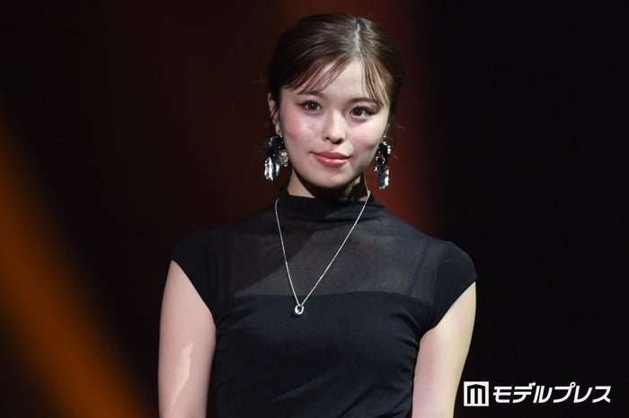 美人インフルエンサー、ミニワンピ×黒タイツで美脚際立つ「完璧なスタイル」「お人形さんみたい」と反響