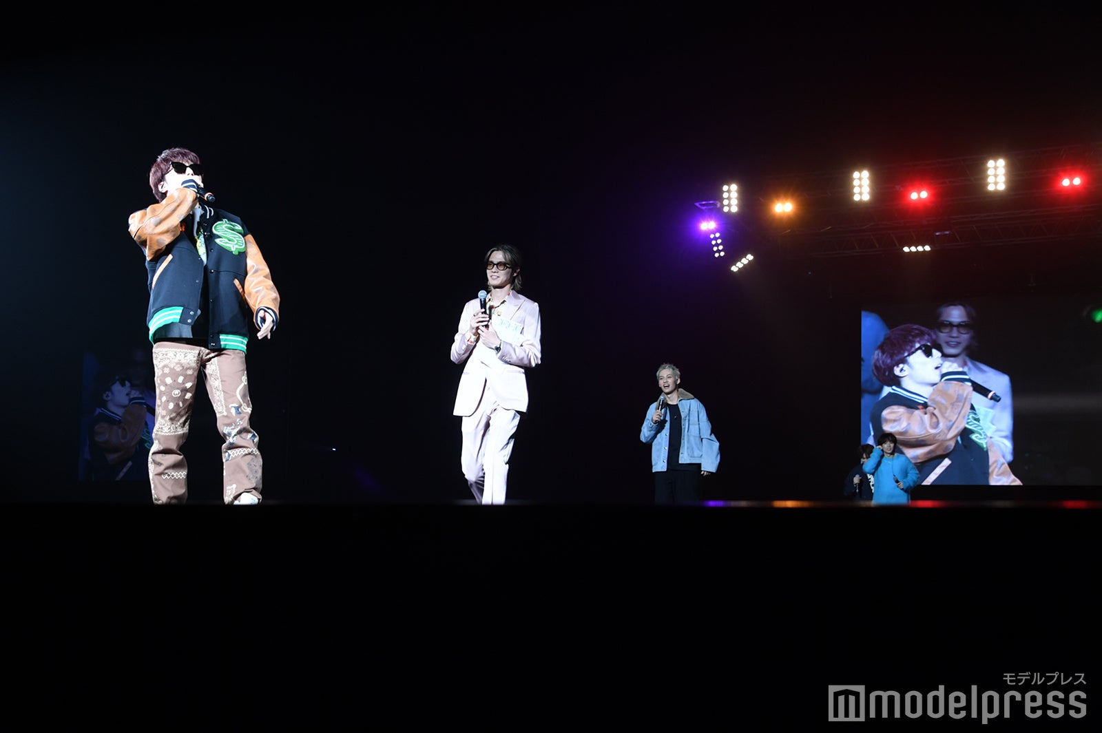 あむぎりのステージ終わりに駆け寄るメンバーたち （C）モデルプレス