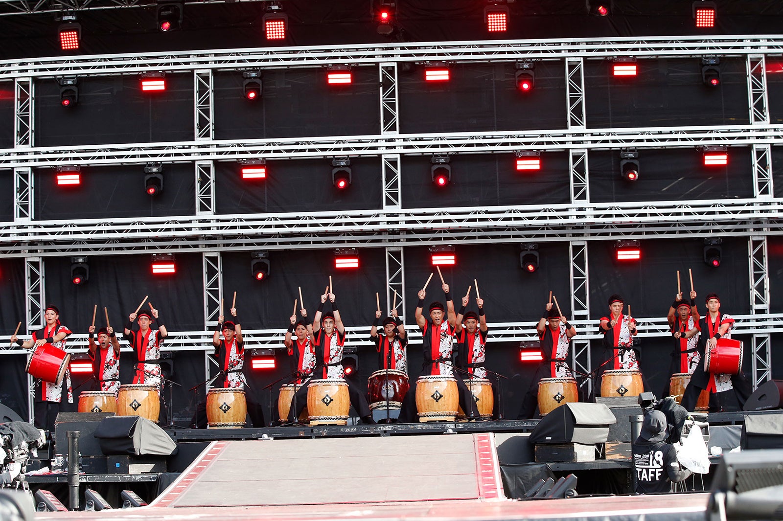 26日に出演した四代目オマツリ男アナ（写真提供：avex）
