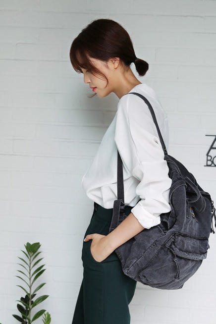 Vネックオーバーブラウス「DHOLIC」3,607円 (税込)／画像提供：DHOLIC
