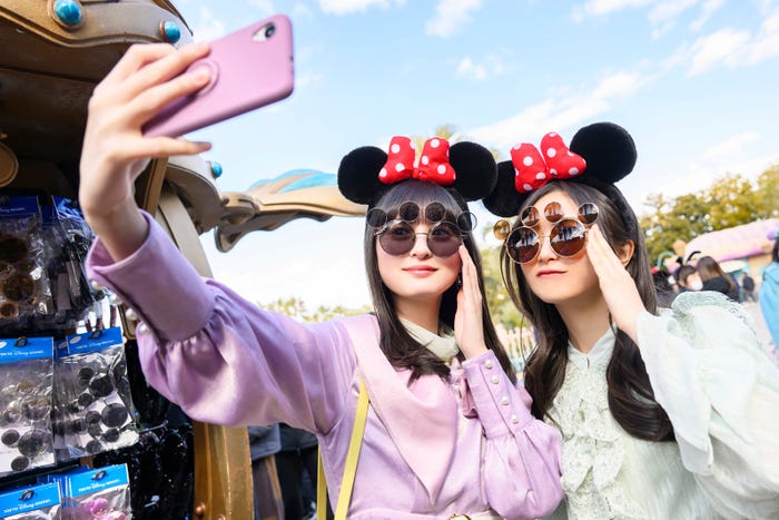 遠藤さくら、井上和(C)Disney