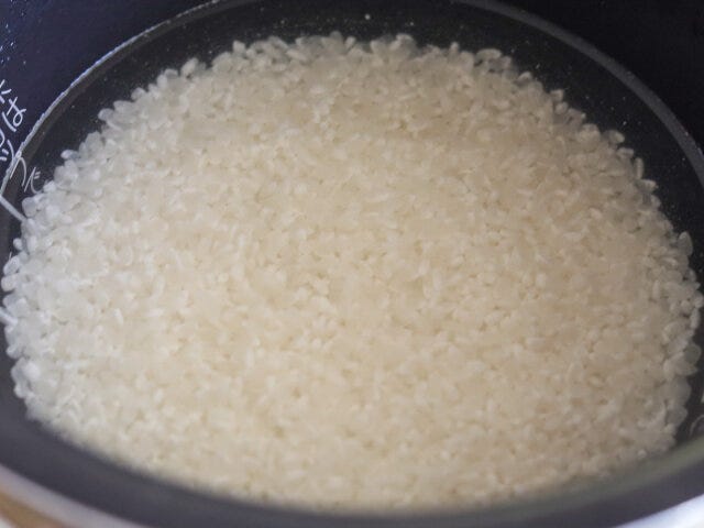 米を洗い、炊飯器の内釜に入れ、水、酒、みりん、塩、白だしを加えて普通モードで炊飯する。