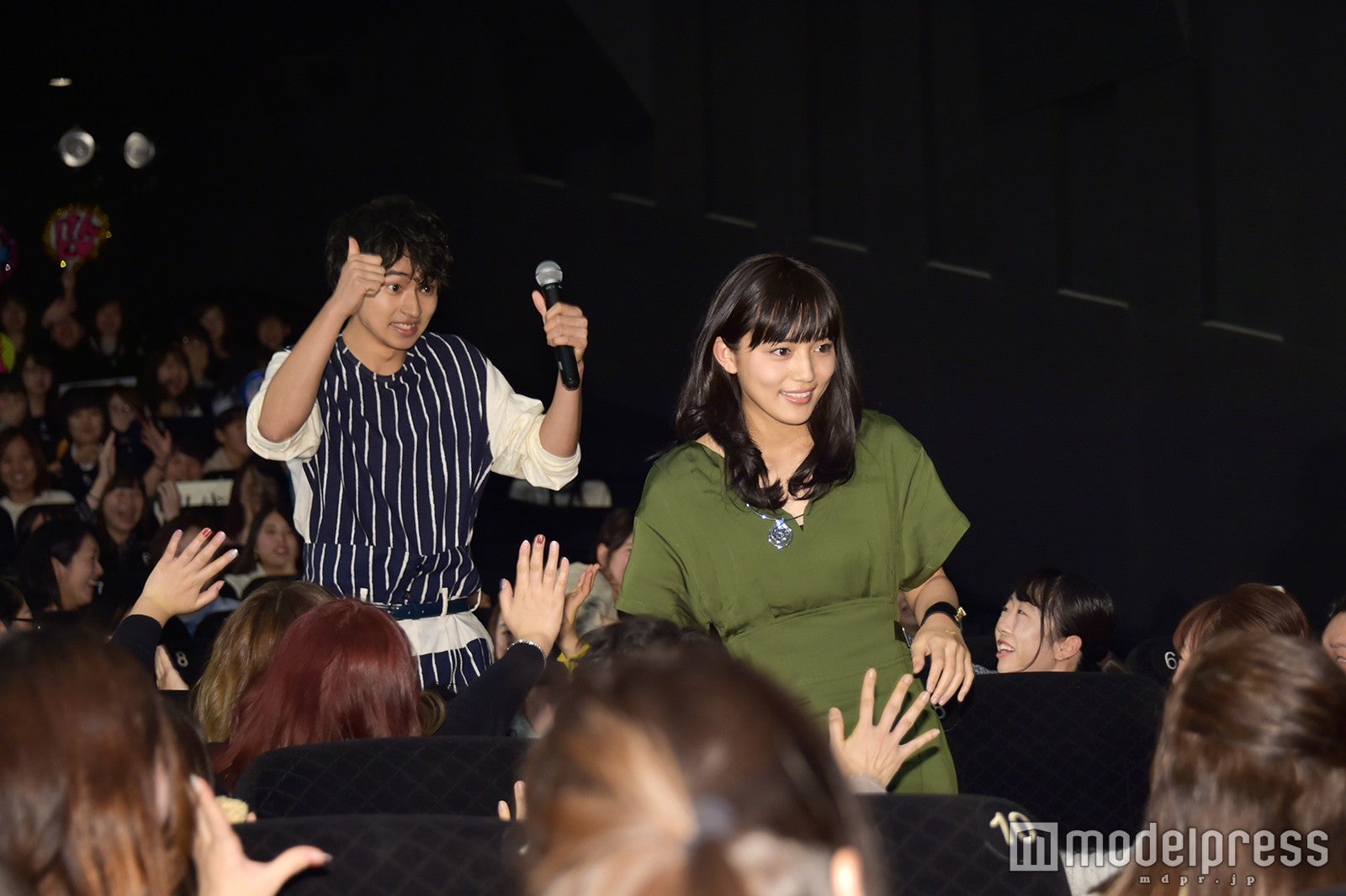 山崎賢人、川口春奈（C）モデルプレス