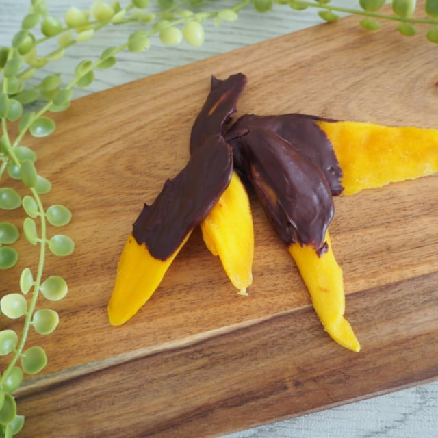 カルディドライマンゴーにチョコをかけて