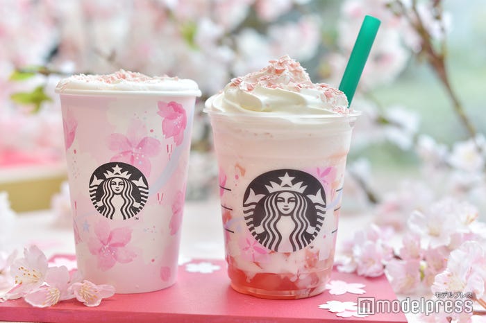 (左から)さくらフル ミルク ラテ、さくらフル フラペチーノ (C)モデルプレス