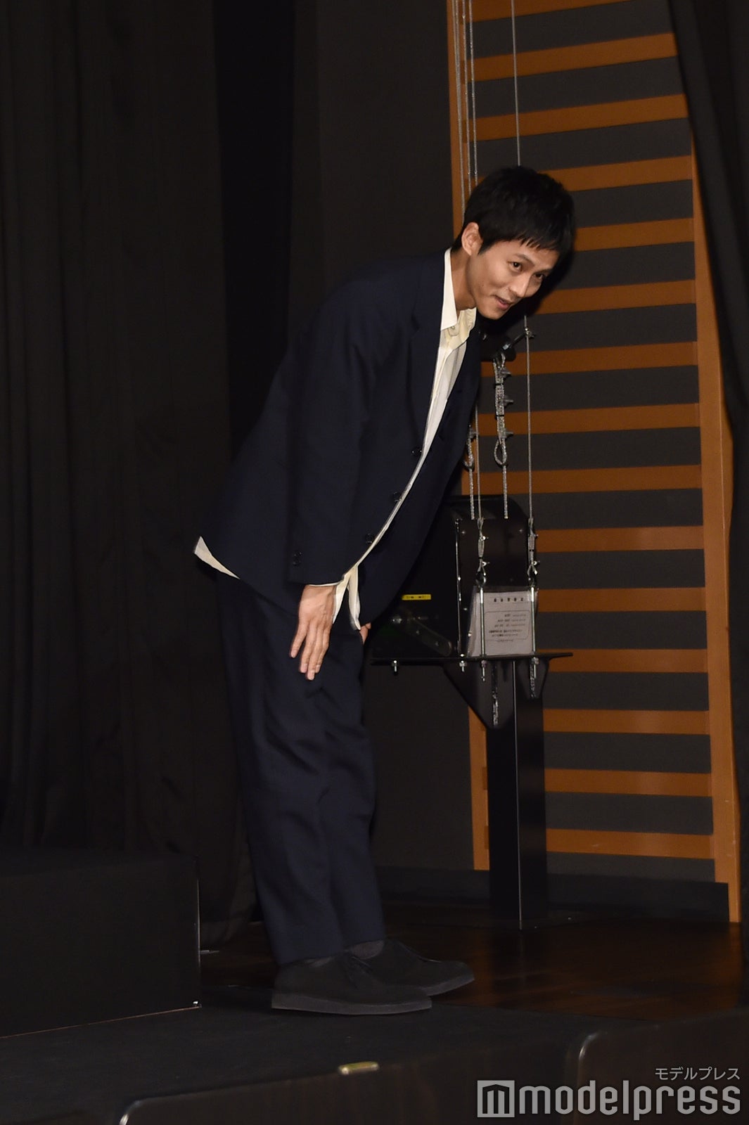 最後までしっかりとお辞儀をする松坂桃李 （C）モデルプレス