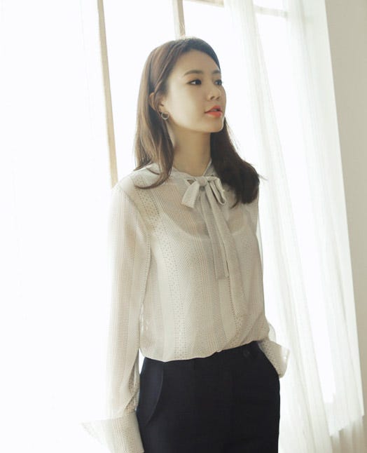 ユニークドットパターンロングカフスシースルーブラウス・全3色「DHOLIC」5,108円(税込)/画像提供:DHOLIC