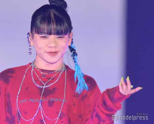 ウチら3姉妹・とうあ、変形ポニーテール&ブルーメイクが可愛い「ガルアワ」単独初ランウェイ<GirlsAward 2022 A/W>