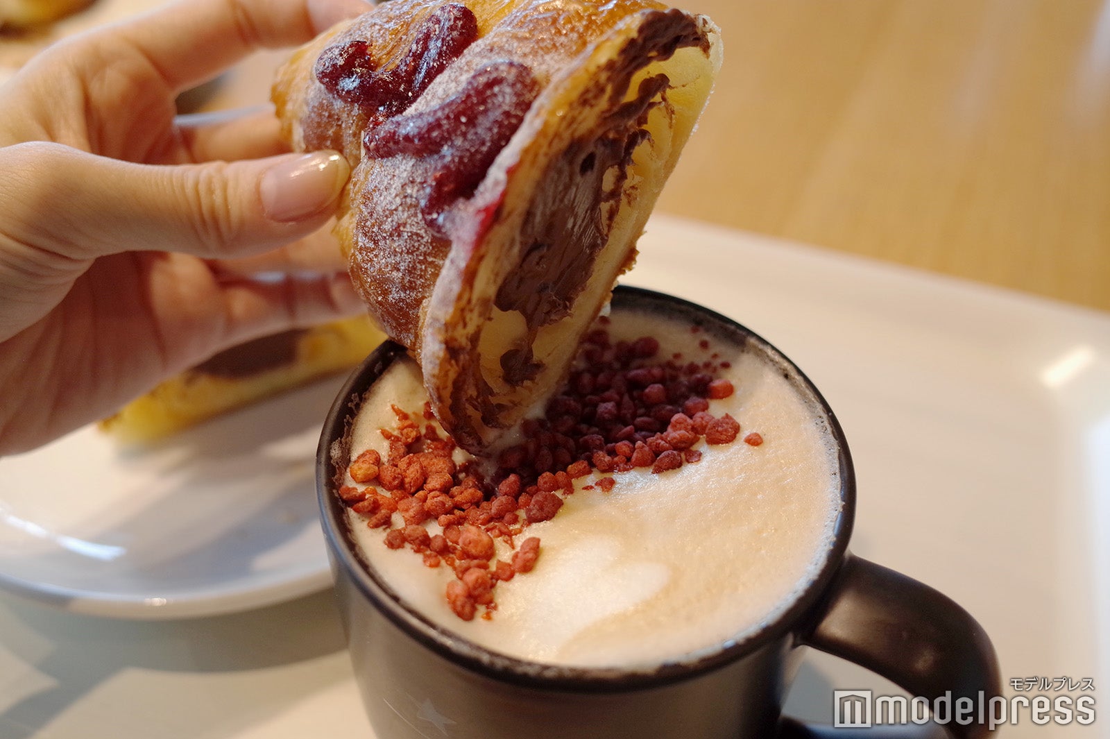 コルネッティ ラズベリーチョコレート、ストロベリー ラベンダー ラテ（C）モデルプレス