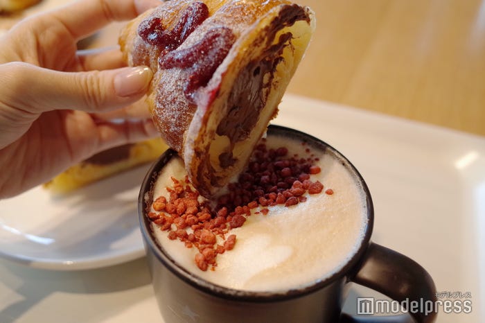 コルネッティ ラズベリーチョコレート、ストロベリー ラベンダー ラテ(C)モデルプレス