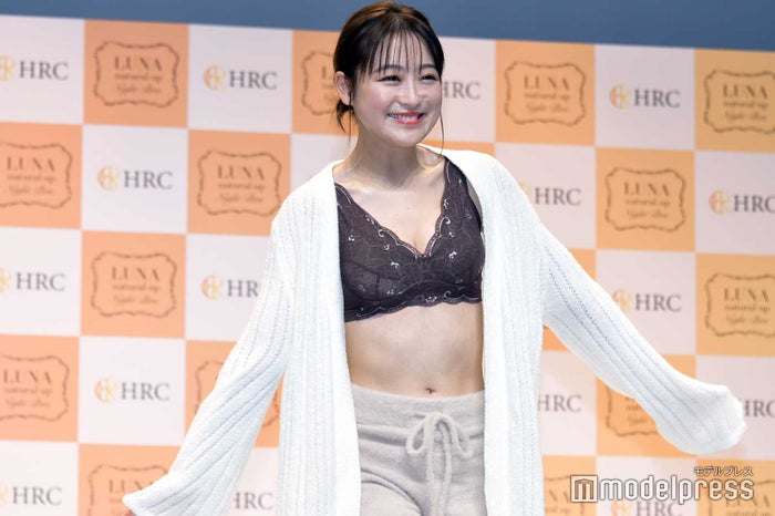 鈴木奈々 バストアップの秘訣明かす ランジェリー姿で 育乳中 の谷間披露 モデルプレス 鈴木奈々 バストアップの秘訣明かす ランジェリー姿で 育乳中 の谷間披露 モデルプレス