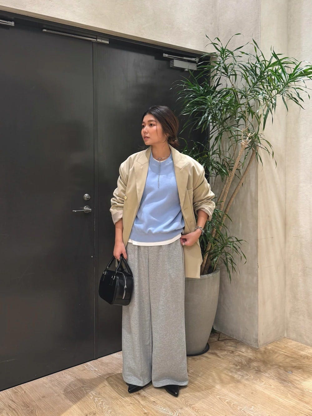 裾を絞っていないタイプは、ワイドパンツ風にはける 出典:WEAR