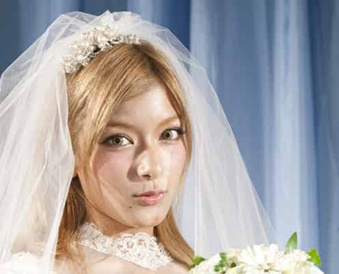 ローラ、純白ウェディングドレス姿で悲しい恋愛エピソードを告白