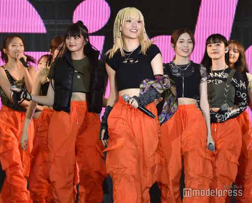 Girls2、初沖縄ステージで笑顔弾ける ミニ丈トップスから美腹筋チラリ<OKINAWA COLLECTION 2023>