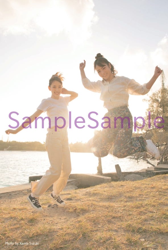 HMV&BOOKS SHIBUYA:堀未央奈と北野日奈子のニューカレドニア旅のパネル展を実施。ポストカードも堀未央奈&北野日奈子inニューカレドニアの絵柄のポストカード(1種1枚)/撮影:鈴木健太