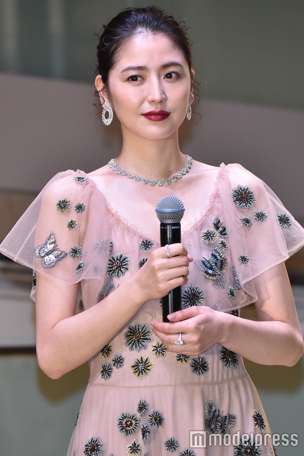 長澤まさみ、美谷間チラリのSEXYドレスで登場 理想のクリスマスを