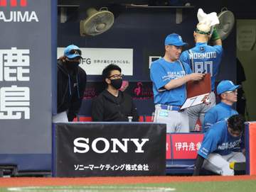 痛恨敗戦の日本ハム・新庄監督 決勝弾浴びた堀のバント処理に言及「昔、一緒にプレーした金村君はすごくうまくて」