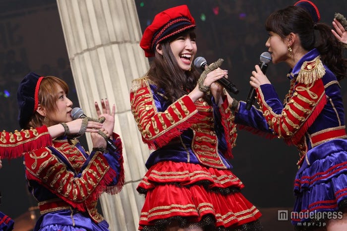 左から:高橋みなみ、小嶋陽菜、大島優子(C)AKS