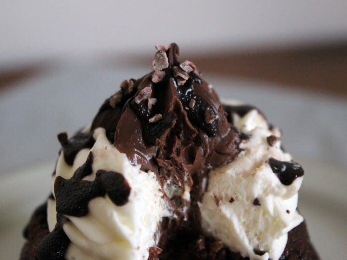 なめらかなガナッシュがホイップクリームのセンターに