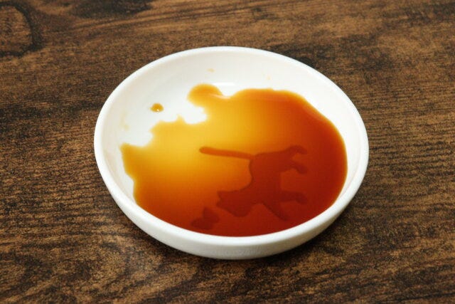 ダイソーの絵が浮き出るしょうゆ皿2P