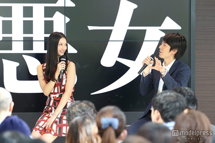 菜々緒、河西秀幸プロデューサー(C)関西テレビ