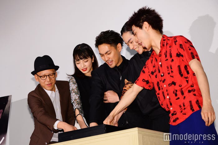 (左から)真利子哲也監督、小松菜奈、柳楽優弥、菅田将暉、村上虹郎(C)モデルプレス